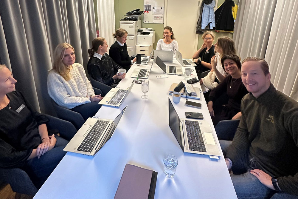 Anställda sitter samlade och har ett möte