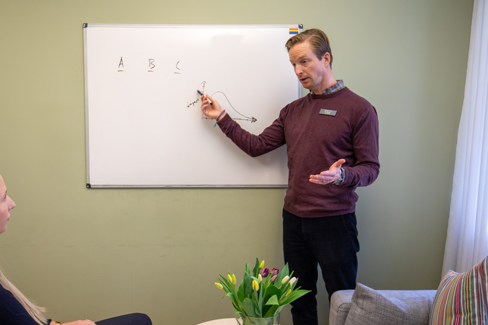 Calle står och undervisar vid tavlan
