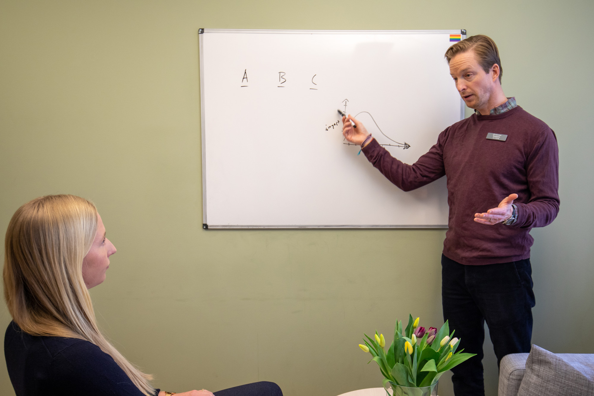 Calle står och undervisar vid tavlan