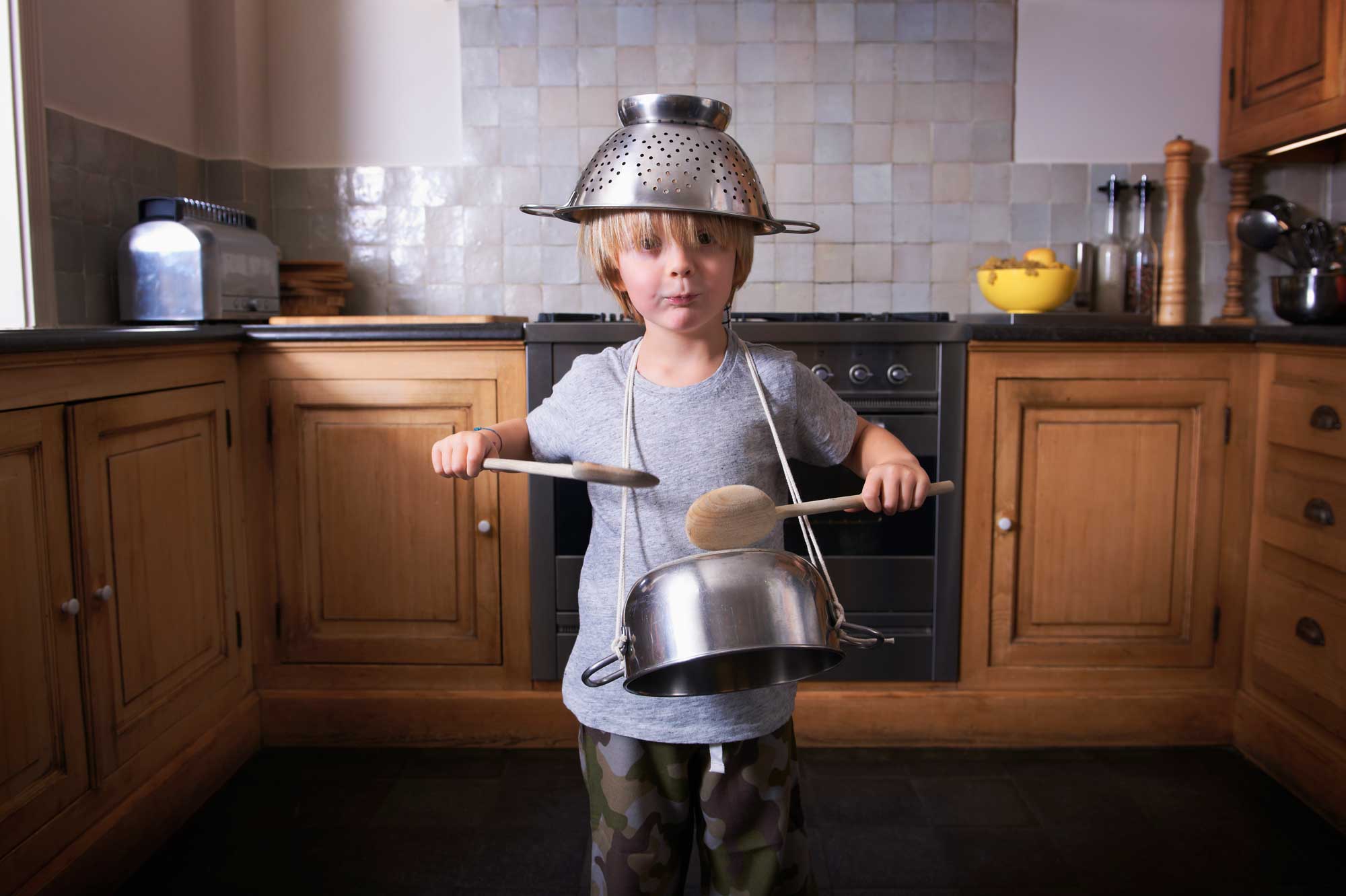 Ett barn som leker med köksutrustning