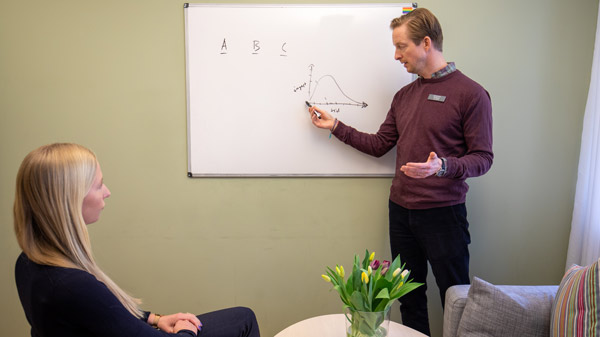 Calle står vid en whiteboard