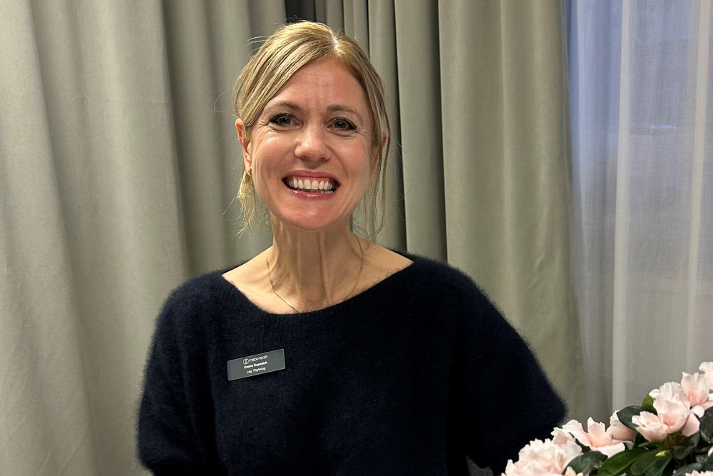 Emma Supanich ler mot kameran