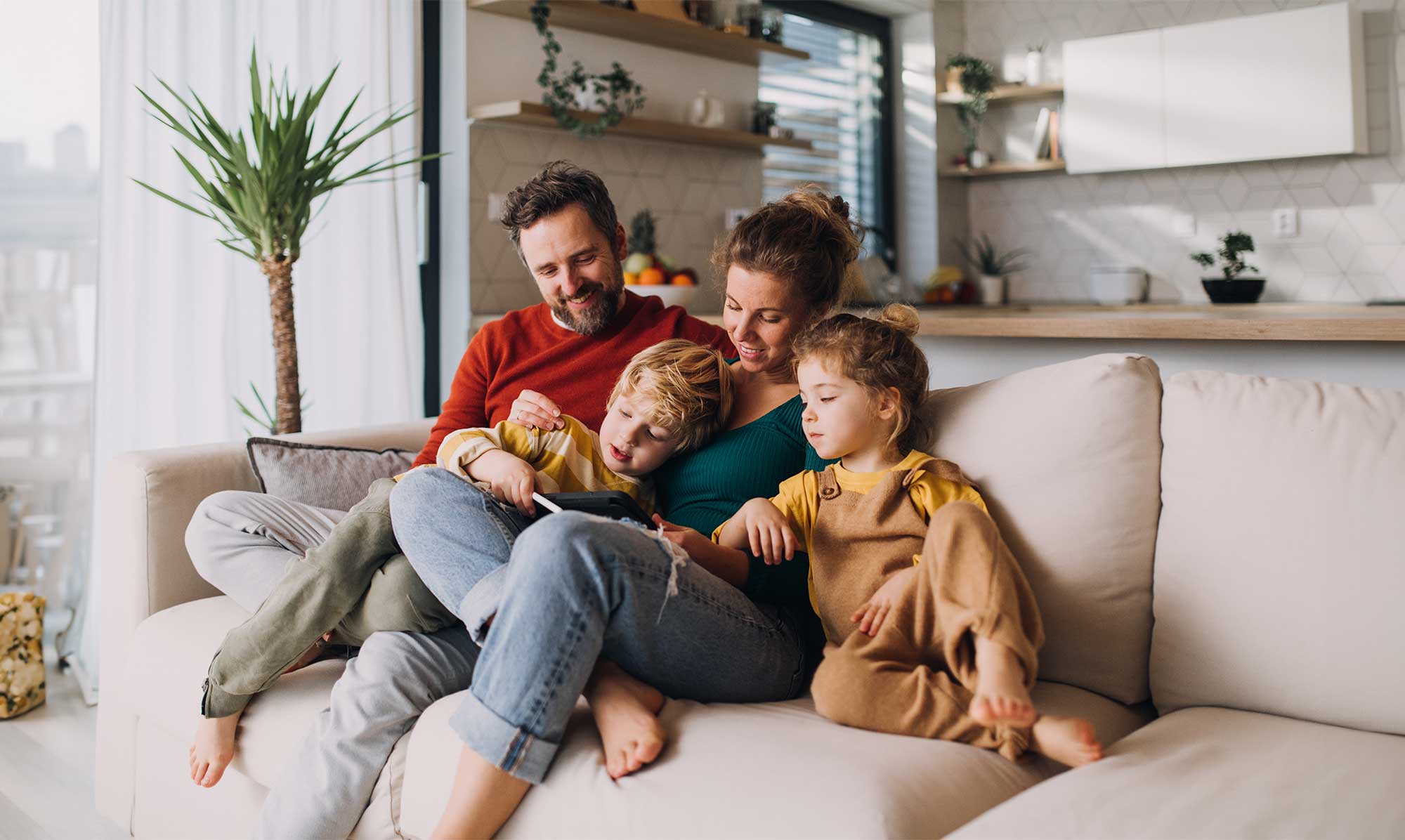 Familj som sitter på en soffa