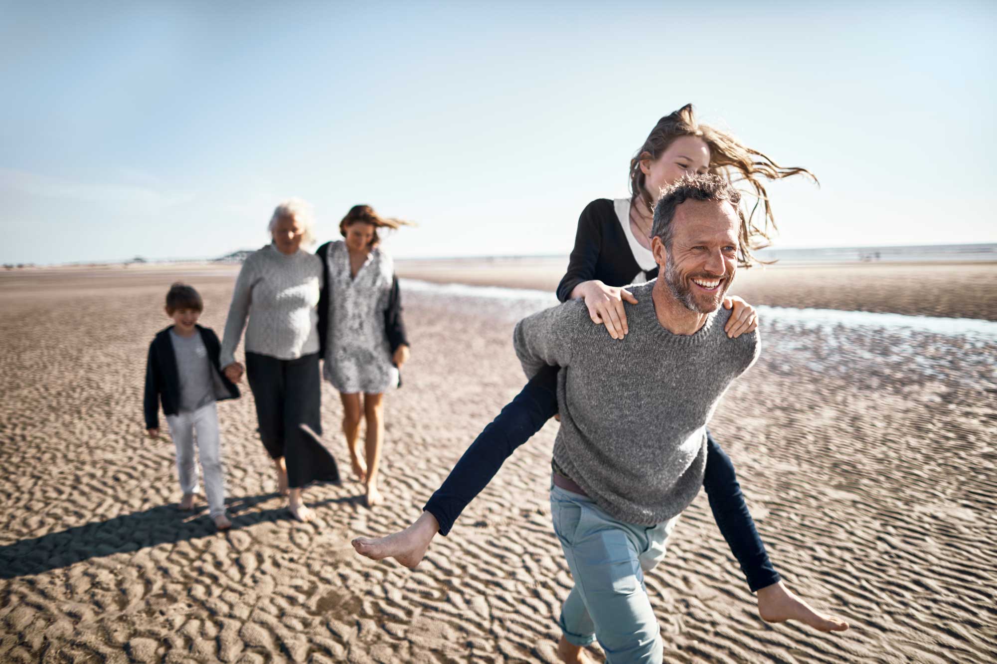 Familj som går på en strand