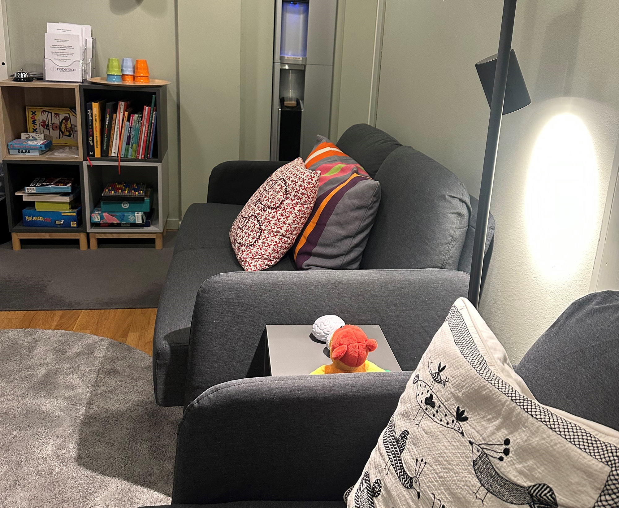 Mamma och dotter som ligger i en koja och läser