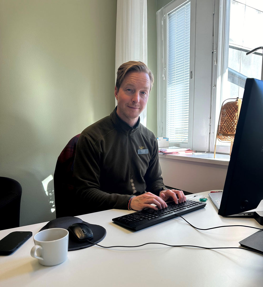 En man sitter vid en dator