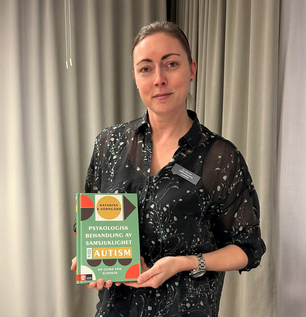 Martina med en bok i handen