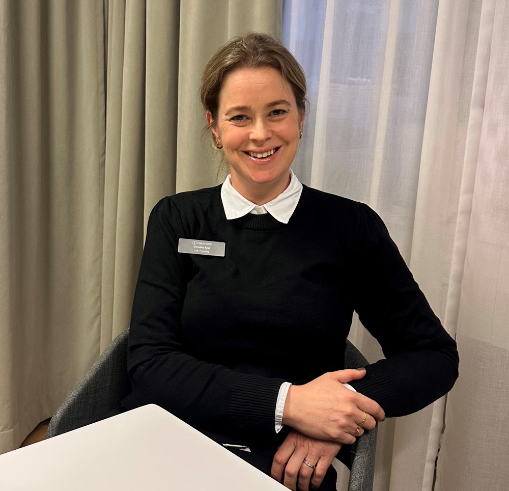 Medarbetaren Christina ler mot kameran