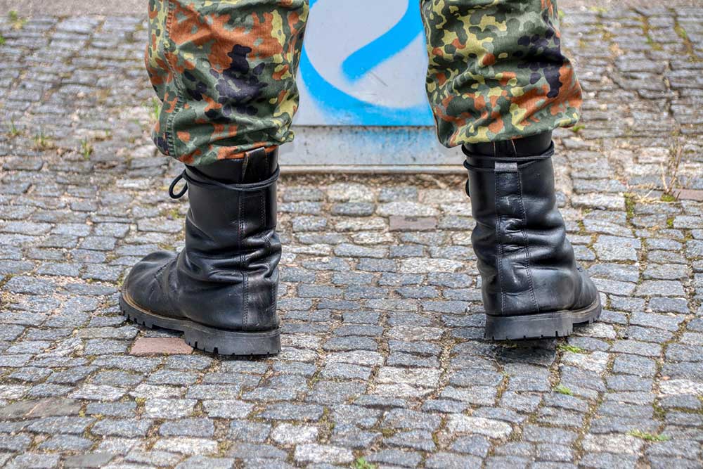 Militär med svarta stövlar