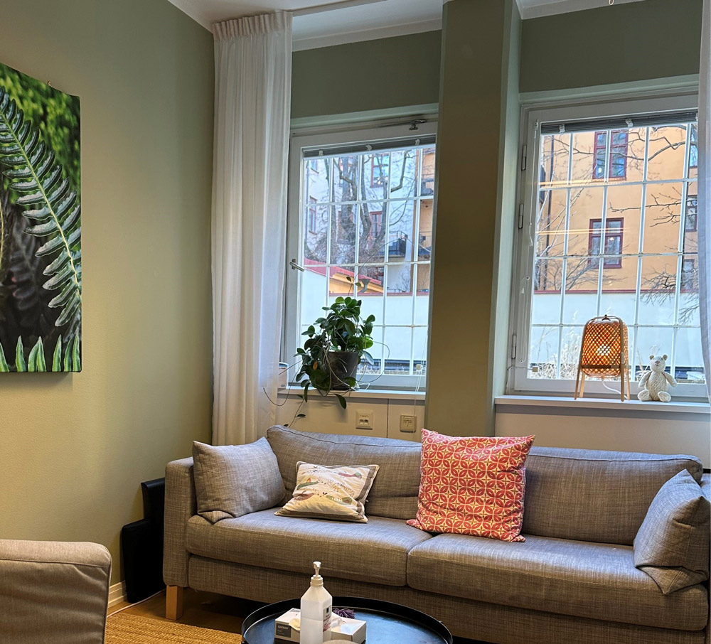 En soffa i väntrummet på Odenplan