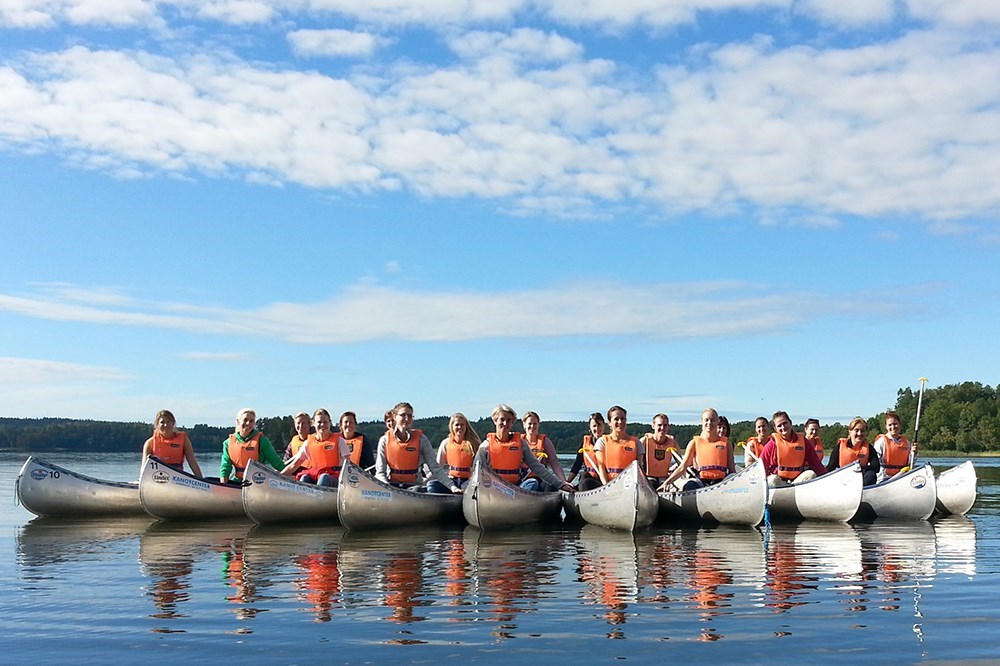 Inside teams medarbetare på kanoter i vattnet