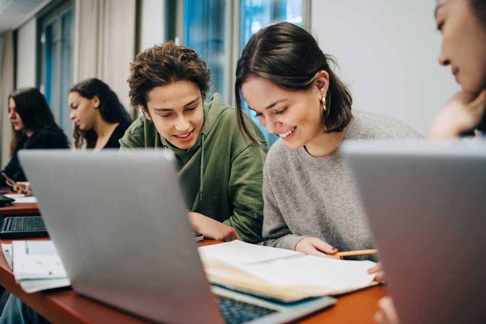 Ungdomar som studerar i skolan