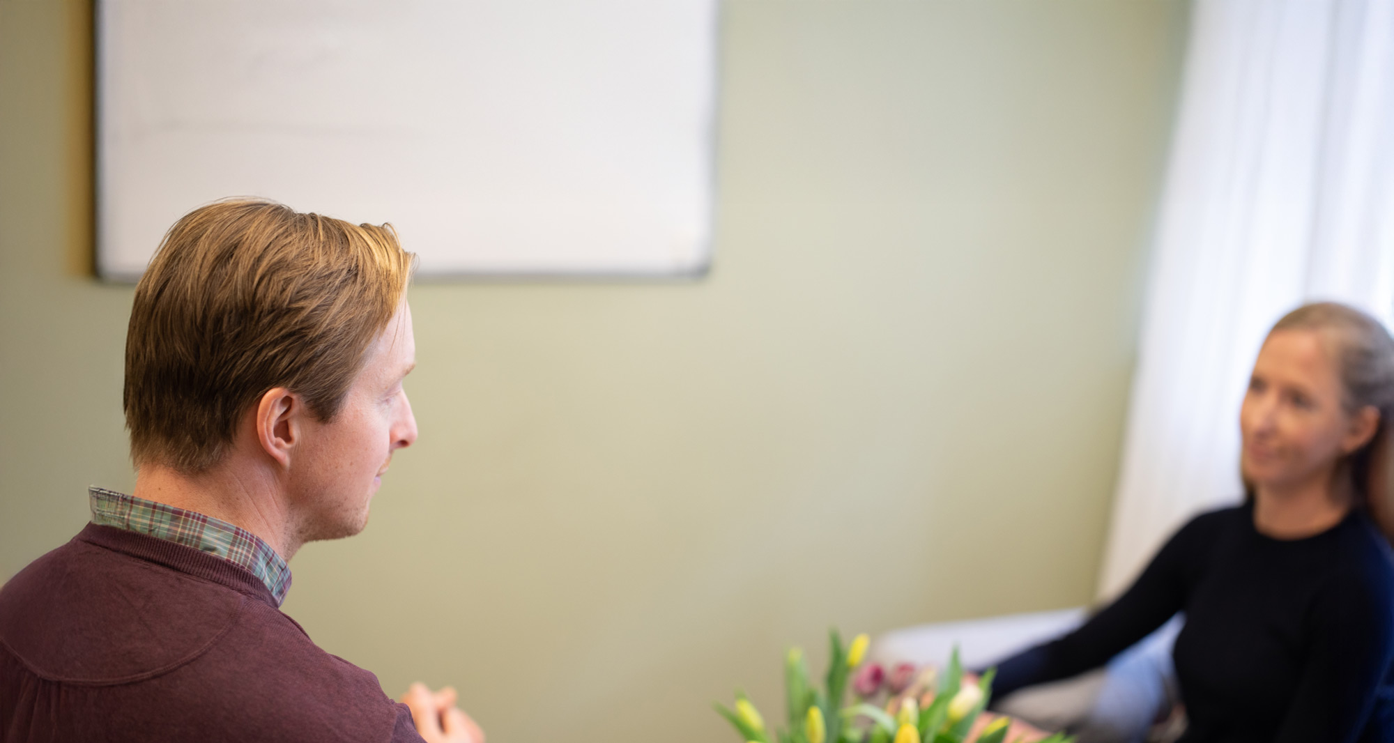 Familj som leker i stan